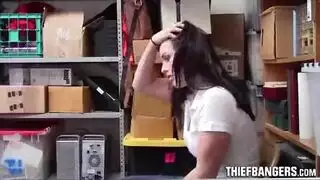 فتاة تسرق من المتاجر وتدفع الآن حارس حارس