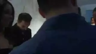 هو الحصول على مسمر الجمال مطيع في الزي المثيرة في شريط ، بدلا من القيام ظيفتها هو الحصول على مسمر الجمال مطيع في الزي المثيرة في شريط ، بدلا من القيام ظيفتها