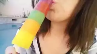 ضئيلة توري قوس قزح ينضم إلى أصدقائها لمثليه محلية الصنع ثلاثي مع حورية