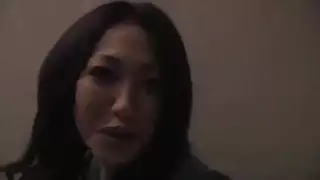 خجول امرأة سمراء مص كائن الذكور.