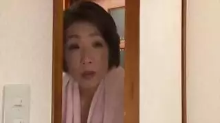 مرات أبوه الساخنة تدخل عليه غرفة نومه بقميص النوم و تحلب زبه في فمها