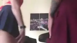 أبيلا دانجر ورجل أسود لديهما مجموعة ثلاثية بين السباقات البرية مع جارهما ، في شقتهم أبيلا دانجر ورجل أسود لديهما مجموعة ثلاثية بين السباقات البرية مع جارهما ، في شقتهم