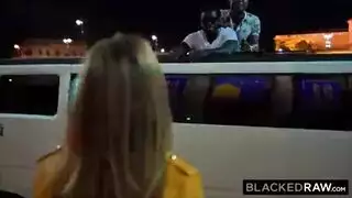 سكس جماعي زنجي بزاوي – 4 رجال سود ينيكوا بنت بقضبان سود حديدية