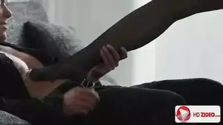 الفاتنة الساخنة تداعب الزب بقدميها وتأخذ في كسها بينما هو يلحس أصابع قدميها