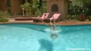 أخوها من أبوها يمص بظرها الكبير وتبكي من محنتها العالية و ترجوه أن يدخله