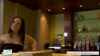 اثنان من المشاغبين بريق مع الحمير اللطيفة يتناوبان على مص الديك على الأريكة. اثنان من المشاغبين بريق مع الحمير اللطيفة يتناوبان على مص الديك على الأريكة.