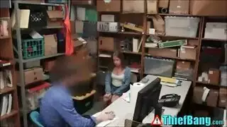 متجر جميل مع الوشم هو الحصول على البصق بعد اللعنة الثابت مع رجل أسود