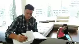 الأخ يبعبص أخته من خرم بنطلونها المقطوع وينيكها في كسها الصغير