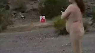 رجل مثار من قبل قضبان عارية رجل مثار من قبل قضبان عارية