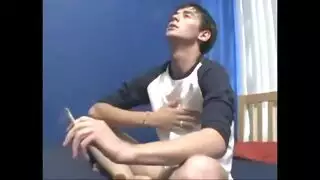 تدخين ربة منزل ساخنة غالبا ما استمناء في غرفة نومها ، لأنه يجعلها بخير تماما