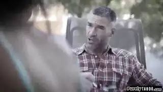 وضع أختان سمراء في ألسنتهم في كس ومارس الجنس من قبل هذا الرجل الناضج وضع أختان سمراء في ألسنتهم في كس ومارس الجنس من قبل هذا الرجل الناضج