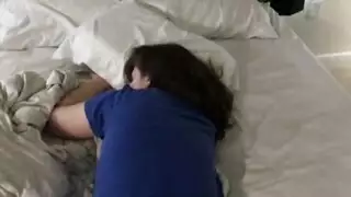 شاب هيجان يركب كس أخته العارية النائمة في سريرها ويكيفها وهي تستجيب بنعومة و آهات ساخنة