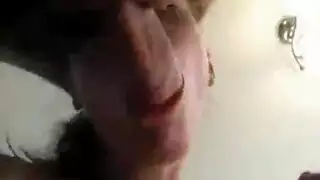 امرأة سمراء الحسية هي وجود مجموعة من ثلاثة أشخاص مع رجل وأفضل صديق له، في منزلها. امرأة سمراء الحسية هي وجود مجموعة من ثلاثة أشخاص مع رجل وأفضل صديق له، في منزلها.