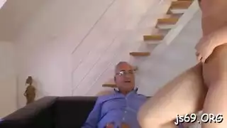 تحصل باميلا بروني على جرعتها اليومية من اللعنة من رجل مسن يرتدي النظارات تحصل باميلا بروني على جرعتها اليومية من اللعنة من رجل مسن يرتدي النظارات