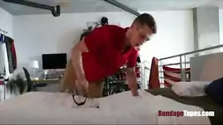 يستعبد جارته المراهقة اللبوة بع أن ضبطها تسرقه و يبصق في فمها و ينيكخها نيك قاسي