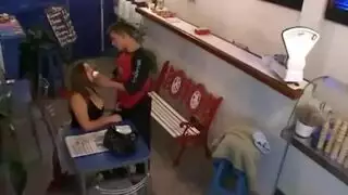 عامل محل ينيك عشيقته و تمص زبره مص روعة و الكاميرا تفضحه و تصوره
