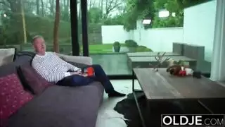 رجل ناضج يدفع ل الكلبة مع كبير الثدي إلى اللعنة معه على ال أريكة