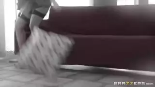 يوم عيد ميلادها لبوة تخون زوجها مع الضابط ينيكها في بيتها بقوة و يذيقها مني زبه