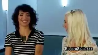 هناك الأريكة في الهواء الطلق تظهر الثدي والجسم العاري كل ذلك في الحركة هناك الأريكة في الهواء الطلق تظهر الثدي والجسم العاري كل ذلك في الحركة