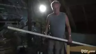أنا وأختي التوأم نمارس الجنس مع رجل عجوز ونتركه ينيك كسينا جامد ونبتلع حليبه أنا وأختي التوأم نمارس الجنس مع رجل عجوز ونتركه ينيك كسينا جامد ونبتلع حليبه