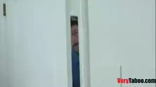 سكس عائلي مولع و أب ينيك كس بنته عالواقف فيما الزوجة تطبخ الطعام