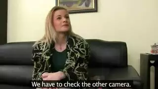 طُلب من فاتنة جميلة من قبل أحد جيرانها الأقران أن يمنحه اللسان ، من حين لآخر طُلب من فاتنة جميلة من قبل أحد جيرانها الأقران أن يمنحه اللسان ، من حين لآخر