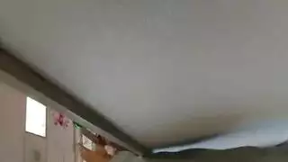 مثير في سن المراهقة في الملابس الداخلية الحمراء ينتشر ساقيها لإظهار بوسها ويظهر لها مهبل حلق مثير في سن المراهقة في الملابس الداخلية الحمراء ينتشر ساقيها لإظهار بوسها ويظهر لها مهبل حلق