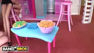 رجل أسود يرتدي قبعة حمراء على رأسه يدمر امرأة ذات نظارة طبية في ديك عندما يضربها ، لا يمكنه الصمود طويلاً ويغمى عليه رجل أسود يرتدي قبعة حمراء على رأسه يدمر امرأة ذات نظارة طبية في ديك عندما يضربها ، لا يمكنه الصمود طويلاً ويغمى عليه