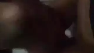 فتاة جامعية شقراء تلعب بوسها والثدي مع دسار مزدوج المنتهي يوضع تحت بوسها