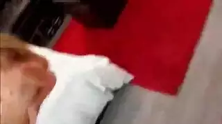 ضيق في سن المراهقة مع أحمر الشعر غال يطلق النار على حمام فقاعة في الفصول الدراسية. ضيق في سن المراهقة مع أحمر الشعر غال يطلق النار على حمام فقاعة في الفصول الدراسية.