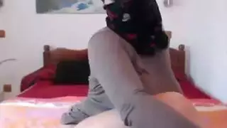 خليجية جسمها نار تبعص طيزها الفاتنة و تعرض بزازها في عرض سكس إغراء ويب كام ناري