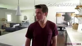 سكس أمهات - الأبن يتجسس على أمه الشرموطة فى كل مكان ويحاول أن ينيكها رغم رفضها لكنها تقبل عندما ترى حجم زبرة الكبير