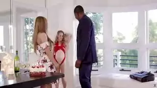 هدية عيد الميلاد سكس ثلاثي للفحل الأسمر مع فتاتين بيضاوتين في منتهى الجمال