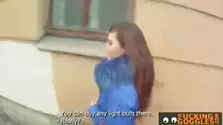 امرأة سمراء التشيكية في شباك السمك السوداء تقود ديك أمام الكاميرا ، فقط للمتعة. امرأة سمراء التشيكية في شباك السمك السوداء تقود ديك أمام الكاميرا ، فقط للمتعة.