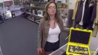 شرموطة فرنسية تتناك بالمال من زب أمريكي وهي تتسوق في المتجر