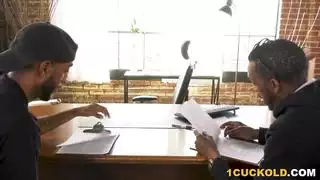 تقوم بفرك قضيب المستأجر أمام أختها، وبعد ذلك يذهبون إلى غرفة النوم لممارسة الجنس تقوم بفرك قضيب المستأجر أمام أختها، وبعد ذلك يذهبون إلى غرفة النوم لممارسة الجنس