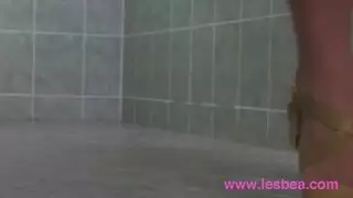 تقعد بكسها فوق وجه صاحبتها و تلحسها ثم تبعبصها في أحلى جنس سحاق