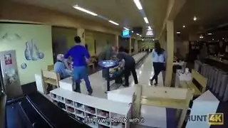 هذا الشاب بحاجة ماسة للمال لدرجة إنه يترك رجل غريب ينيك زوجته أمامه