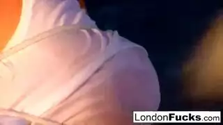 امرأة سمراء سلوتي، كاتيس لندن هي ركوب ديك صخرة صعبة في موقف راعية البقر عكس. امرأة سمراء سلوتي، كاتيس لندن هي ركوب ديك صخرة صعبة في موقف راعية البقر عكس.