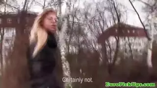 تتلقى الأنثى الأوروبية الحقيقية المجاورة وفرة من السائل المنوي من العضو الذكر، أثناء ممارسة الجنس الفموي معه تتلقى الأنثى الأوروبية الحقيقية المجاورة وفرة من السائل المنوي من العضو الذكر، أثناء ممارسة الجنس الفموي معه