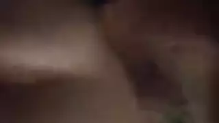 يزداد سخونة الثلج الأبيض على الحصان الأبيض، من قبل رعاة البقر وسيم، في حظيرة يزداد سخونة الثلج الأبيض على الحصان الأبيض، من قبل رعاة البقر وسيم، في حظيرة