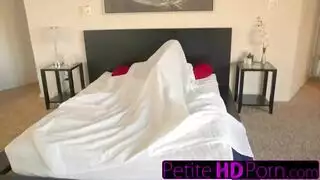 نحيفة شقراء تخلع ملابسها وسراويلها وتنتشر ساقيها على نطاق واسع للحصول على مارس الجنس من الصعب نحيفة شقراء تخلع ملابسها وسراويلها وتنتشر ساقيها على نطاق واسع للحصول على مارس الجنس من الصعب