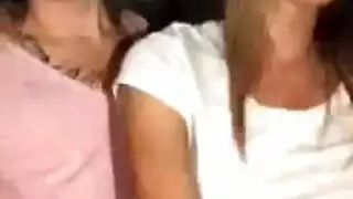 أربعة مثليات نحيفات يلعقن كس بعضهن البعض المبلل ، بينما يتشاركن في قضيب صلب ، في نفس الوقت أربعة مثليات نحيفات يلعقن كس بعضهن البعض المبلل ، بينما يتشاركن في قضيب صلب ، في نفس الوقت