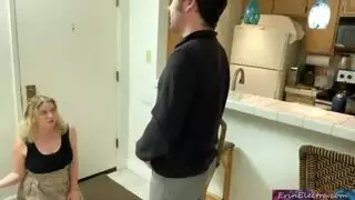 سكس امهات متناكه تحاول اغراء ابنها ليمارس معها نيك محارم