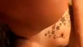 امرأة سمراء ناضجة مع جسم ناضج.