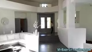 تضيع جليسة الأطفال في سن المراهقة ويجب العثور عليها من قبل مجموعة من الرجال ، مع القليل من المساعدة تضيع جليسة الأطفال في سن المراهقة ويجب العثور عليها من قبل مجموعة من الرجال ، مع القليل من المساعدة