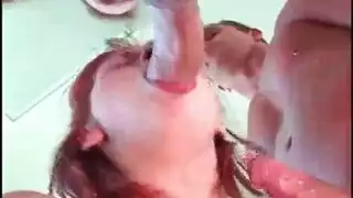 اثنان من الشقراوات الساخنة تجعل الحب طوال اليوم ، بينما يراقبهم الرجال في العمل. اثنان من الشقراوات الساخنة تجعل الحب طوال اليوم ، بينما يراقبهم الرجال في العمل.