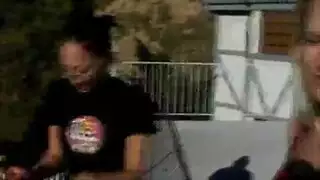 يقوم اثنان من الفتيات المثيرات بامتصاص عصي اللحوم الكبيرة لشركائهما أثناء ممارسة الجنس مع المؤخرة