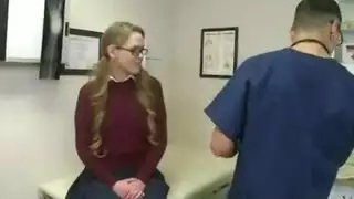 الطبيب المشاغب يحصل على امرأة سمراء ولفة لطيفة من مريض وقحة تعمل معها. الطبيب المشاغب يحصل على امرأة سمراء ولفة لطيفة من مريض وقحة تعمل معها.