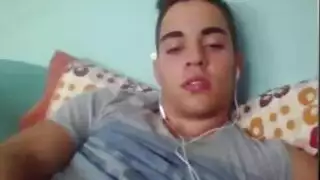 الرجل الوسيم والأزرق على وشك أن يمارس الجنس مع الجدة بينما يتم غسلها. الرجل الوسيم والأزرق على وشك أن يمارس الجنس مع الجدة بينما يتم غسلها.